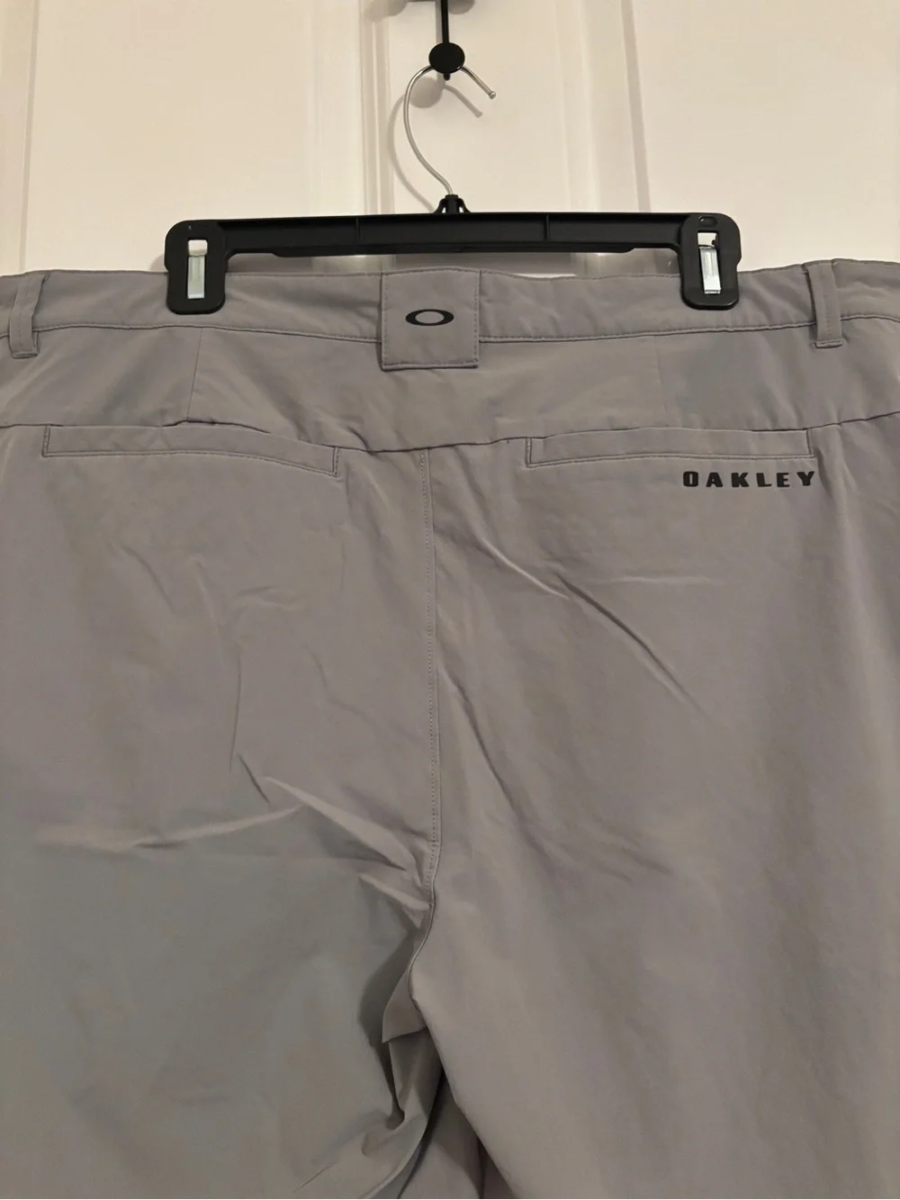 Oakley Men's Light Gray Flat Front Golf Shorts. Size 38. Regular Fit. Pockets